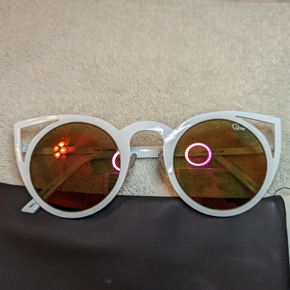 Quay Invaders in White/Pink-Orange